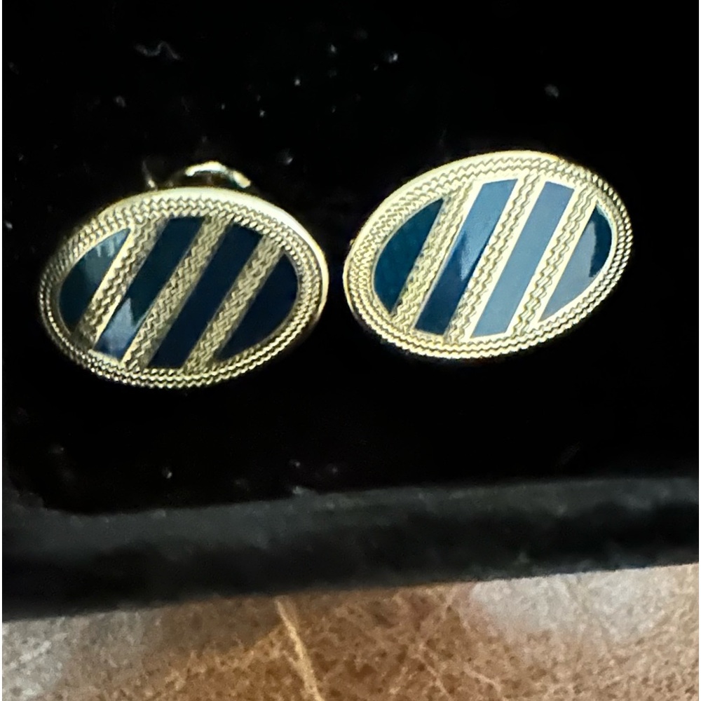 Black and gold vintage men’s cufflinks